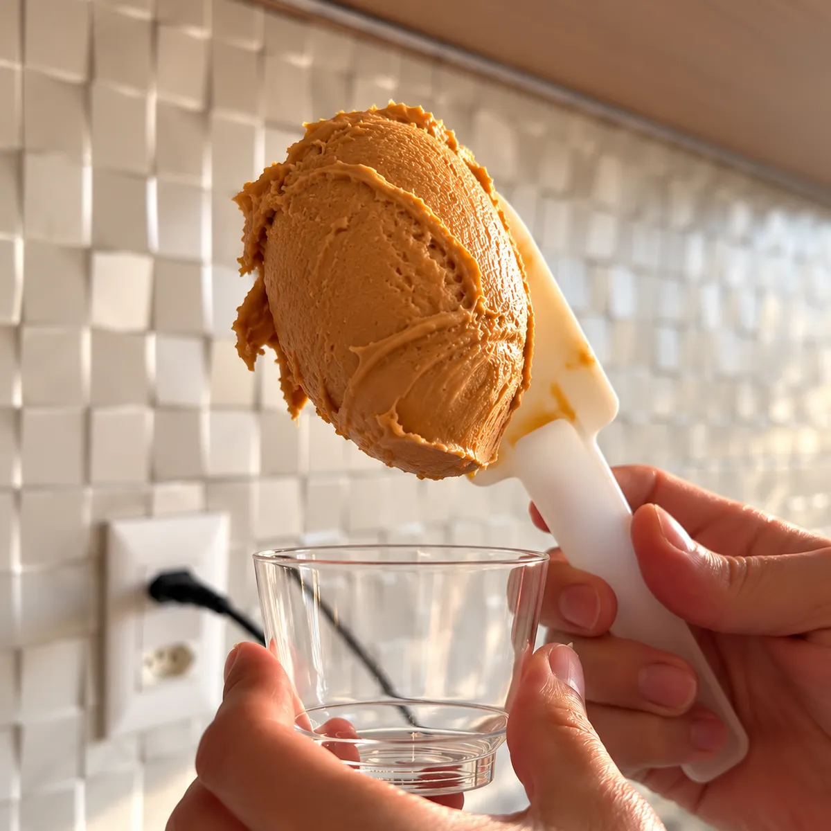 Gelato de doce de leite servido com espátula